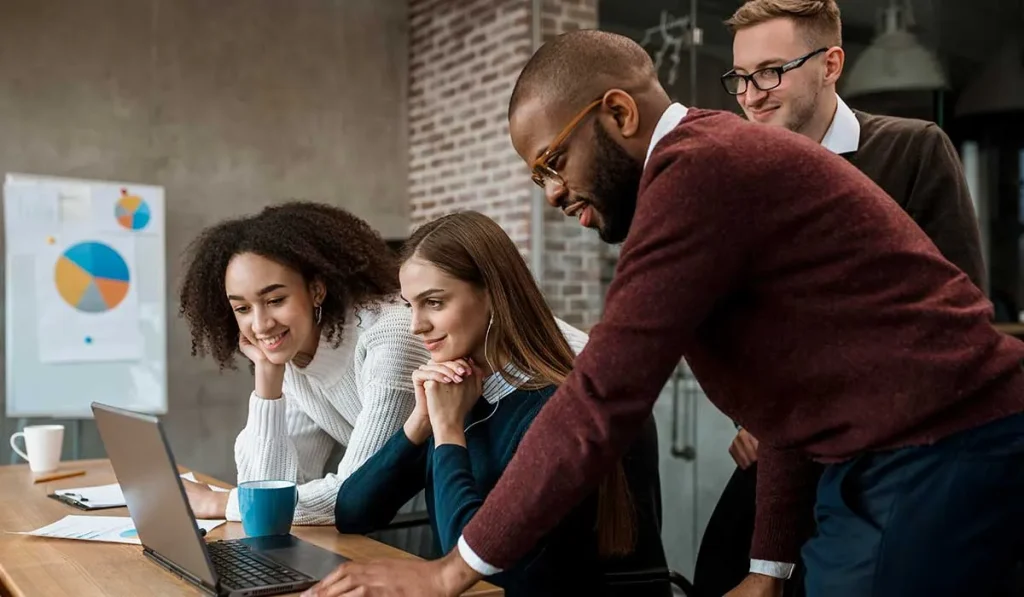 Qual a cor mais utilizada em uniformes empresariais?